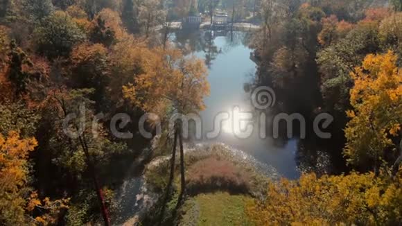 秋天公园里飞越湖边视频的预览图