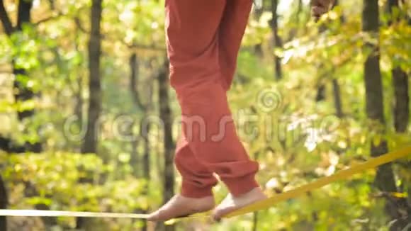 一个留着运动服胡须的懒汉走在休闲线上年龄阶段体育活动的概念视频的预览图