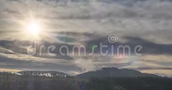 傍晚的太阳光线从寒冷的雾蒙蒙的云层中显现出来山雾中日落视频的预览图