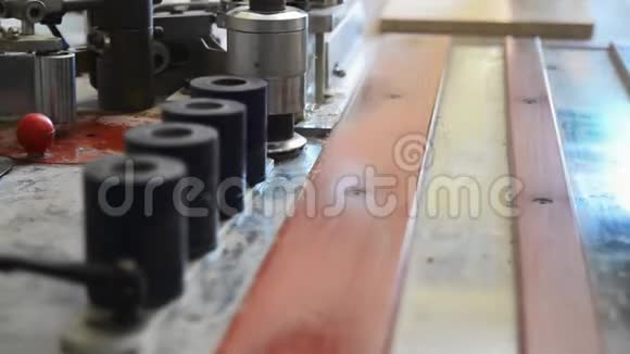 钻孔家具零件的木工机械视频的预览图