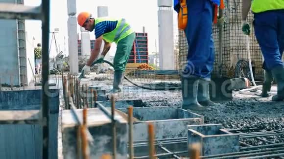 建筑工人在施工现场用混凝土施工视频的预览图