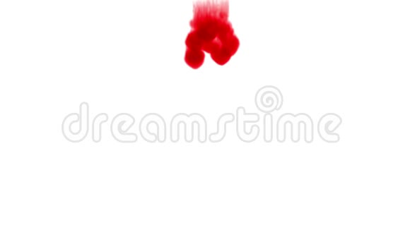 液体中滴墨水的特写镜头红色书写墨水在水中混合在缓慢的运动中移动使用inky背景或视频的预览图