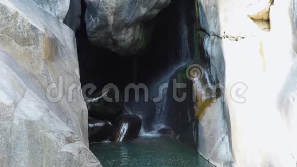 溪水从山上的瀑布中流过高和岩石瀑布景观流山河上的瀑布视频的预览图