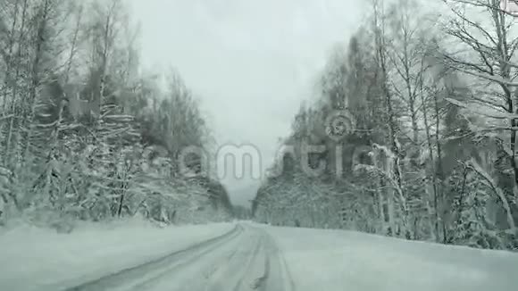汽车缓慢行驶在雪道上1920x1080视频的预览图
