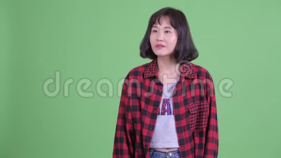 快乐的亚洲时髦女人指指点点视频的预览图