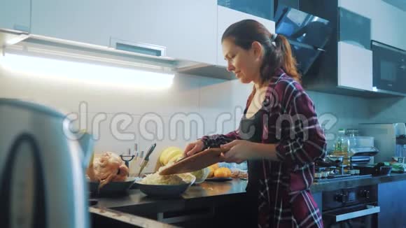 女人的生活方式在厨房准备一顿饭的概念厨房里的女孩用刀切卷心菜做素食者视频的预览图