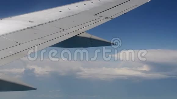 飞机机翼下的云视频的预览图
