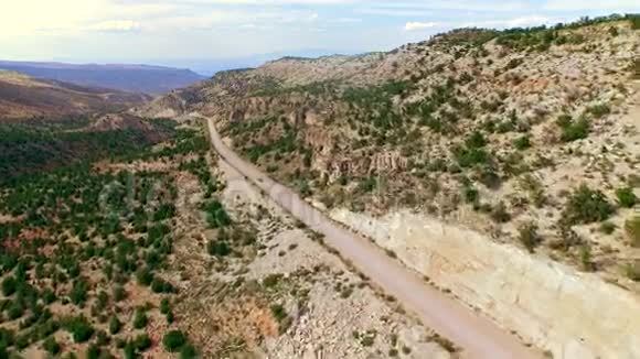 开车在土路上穿过干燥的亚利桑那州沙漠视频的预览图