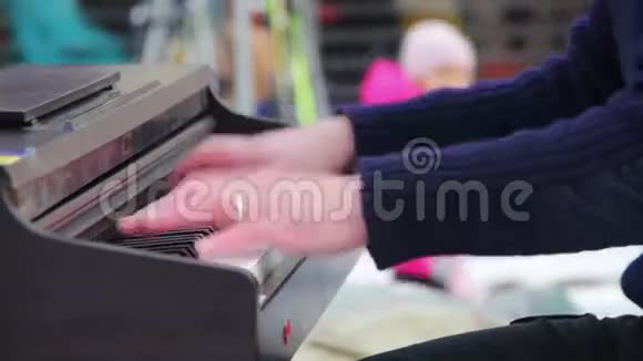 戴面具的钢琴家在街上弹钢琴视频的预览图
