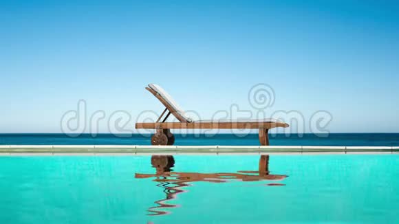无缝环游泳池附近的躺椅大海和蓝天水反射视频高清视频的预览图