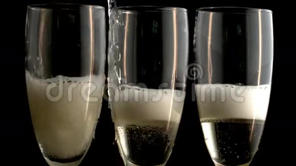 三个香槟笛子视频的预览图