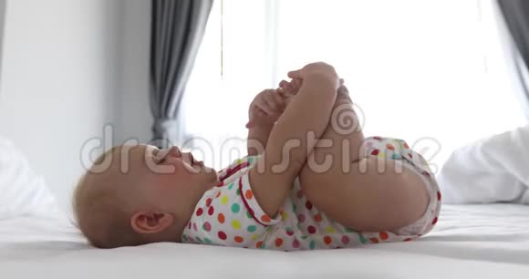 婴儿躺在白色的床上视频的预览图