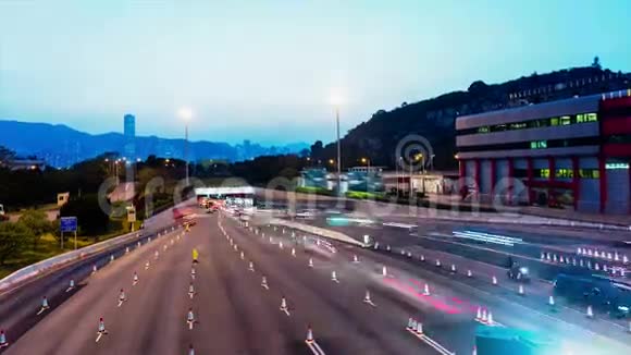 日落时分繁忙的交通进入隧道镜头放大视频的预览图