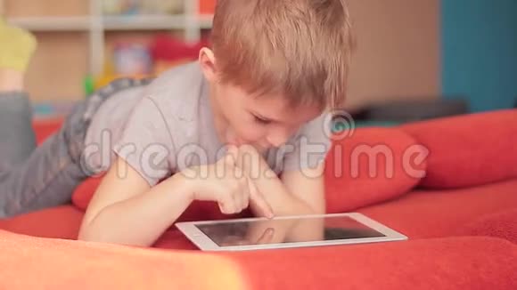 小男孩在玩平板电脑游戏视频的预览图