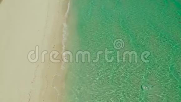 有波浪和黄色海滩的海洋视频的预览图