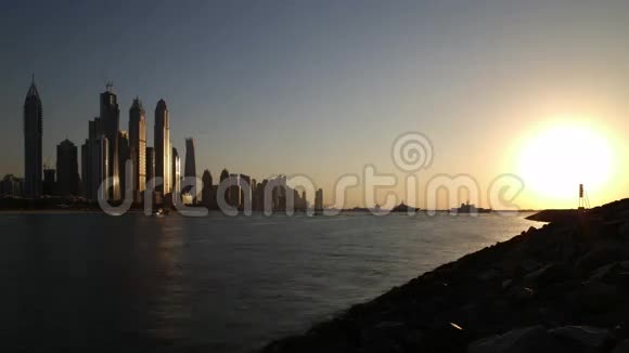 日落迪拜码头全景视频的预览图