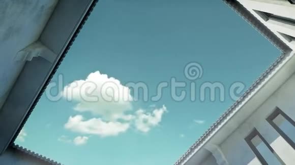 云在天井上空飞行的三维动画视频的预览图