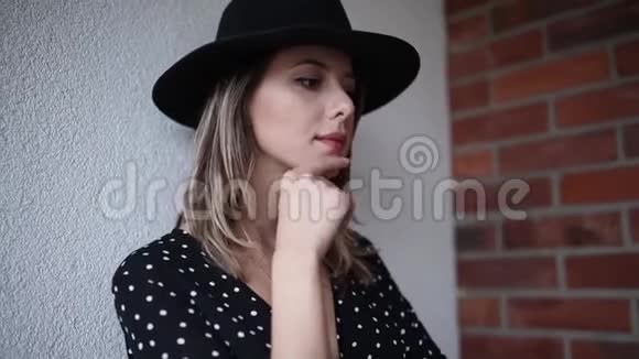 戴太阳镜和帽子的年轻女人视频的预览图