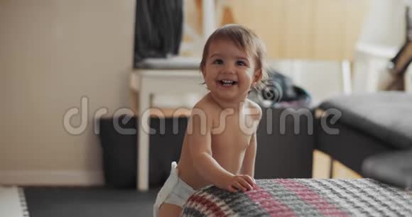 可爱快乐的女婴在家视频的预览图