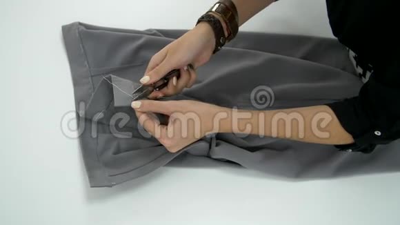 女用手在缝纫机上缝纫后把线剪掉视频的预览图