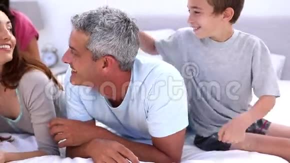 父母和孩子在床上玩耍视频的预览图
