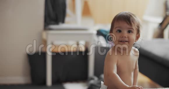 可爱快乐的女婴在家视频的预览图