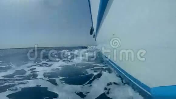 游艇后面溅起水花浮潜在美丽的海洋里靠近珊瑚和鱼青色温水积极的生活方式视频的预览图