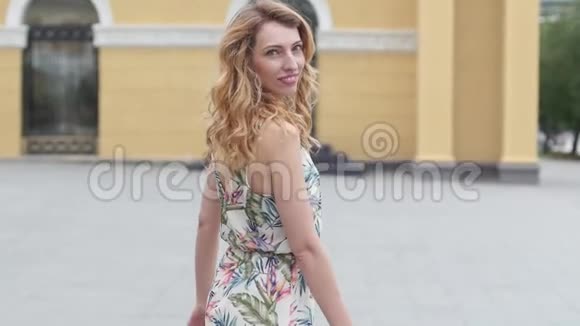 阳光明媚的一天年轻漂亮的时尚女孩在夏天的城市街道上摆姿势视频的预览图