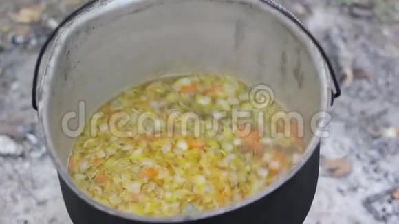 蔬菜汤在外面的大锅里视频的预览图