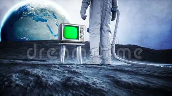 孤独的宇航员在月球上看旧电视追踪你的内容夸张的4K动画视频的预览图
