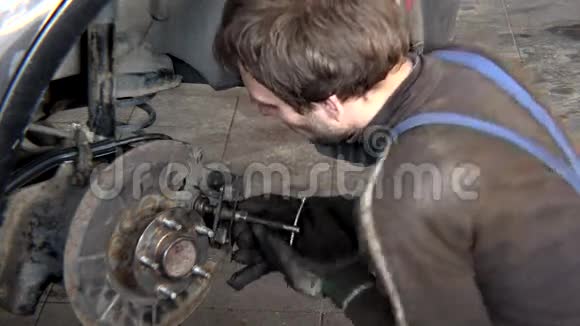 男车库工上班时修车制动系统视频的预览图