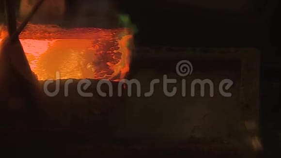 在钢厂浇注液态金属冶金铜厂视频的预览图
