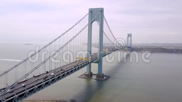 在纽约市布鲁克林的VerrazanoBidge和立交桥的空中景观纽约哈德逊河上空视频的预览图
