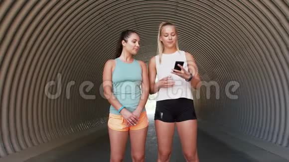 户外智能手机自拍的运动女性视频的预览图