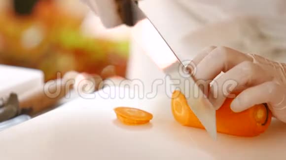 手拿刀切胡萝卜视频的预览图