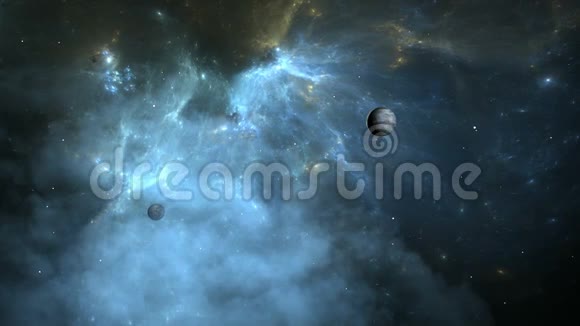在深空飞行穿过星云和星域背景星云上的太阳系外行星视频的预览图