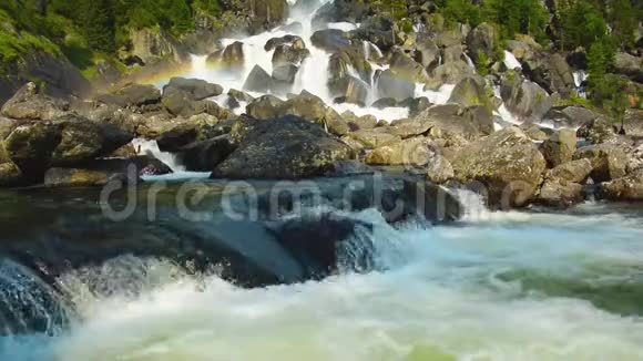 彩虹在乌恰瀑布阿尔泰俄罗斯视频的预览图
