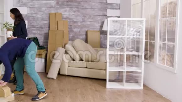 高加索青年家庭搬进新公寓视频的预览图