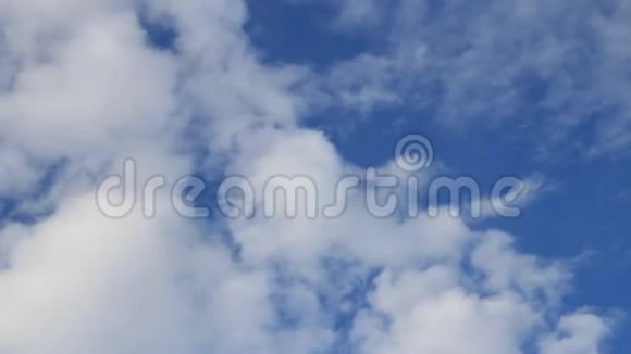 云背景映衬着蓝天视频的预览图