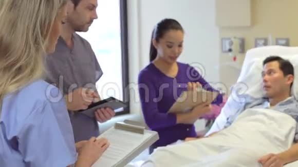医护小组在医院病房会见男性病人视频的预览图