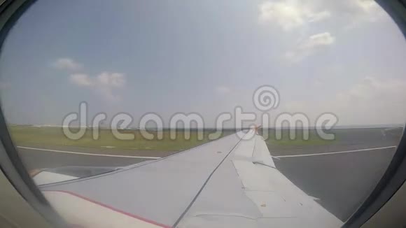 从引擎和机翼上的飞机窗口看视频的预览图