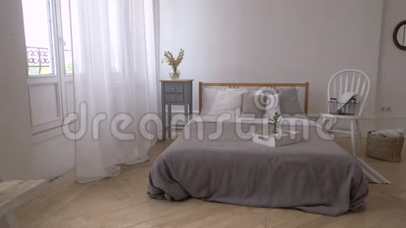 白色和灰色舒适卧室的内部视频的预览图
