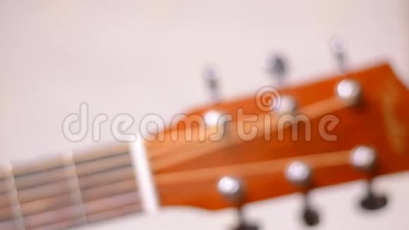 声吉他转台的多利射击与打击焦点视频的预览图