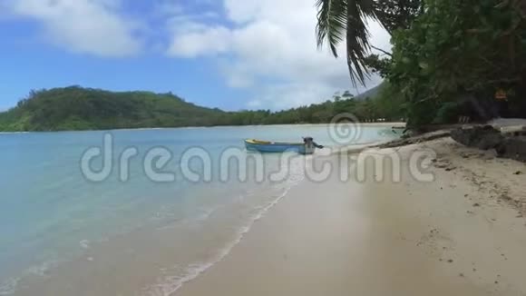 塞舌尔马河岛海滩上的船视频的预览图