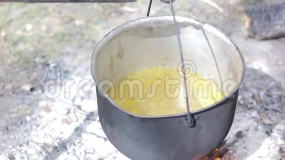 蔬菜汤在外面的大锅里视频的预览图
