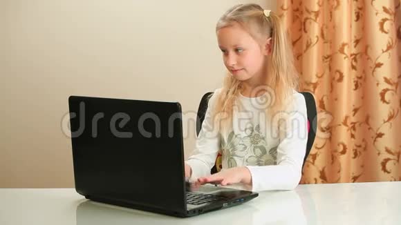 女孩在笔记本电脑上打字视频的预览图