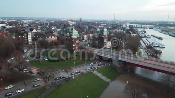从空中俯瞰杜伊斯堡市2018年1月洪水期间的天际线视频的预览图