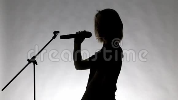 一个女孩唱歌的黑色剪影视频的预览图