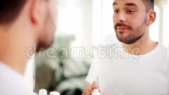 带牙刷清洁牙齿的男人视频的预览图