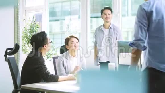 亚洲商界人士团队在办公室开会视频的预览图